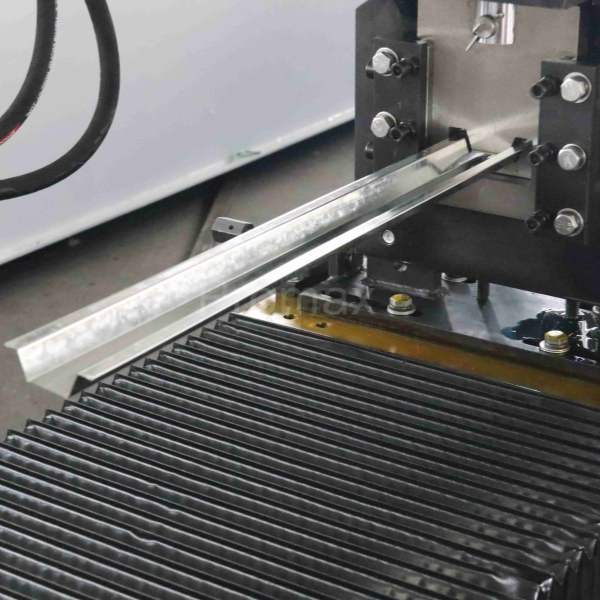 omega channel roll forming machine cutting blade