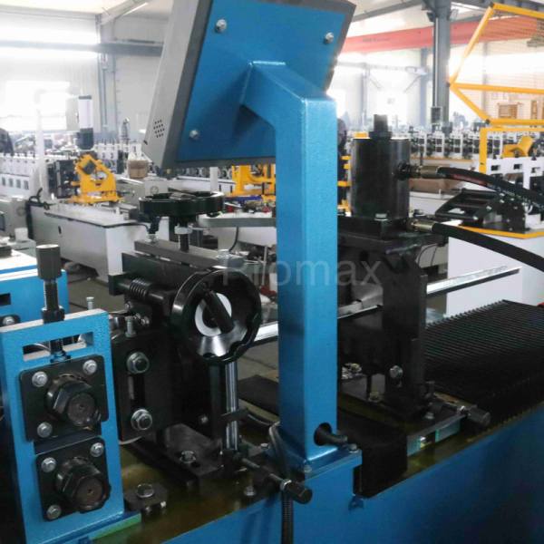 automatic metal omega roll forming machine cutting part
