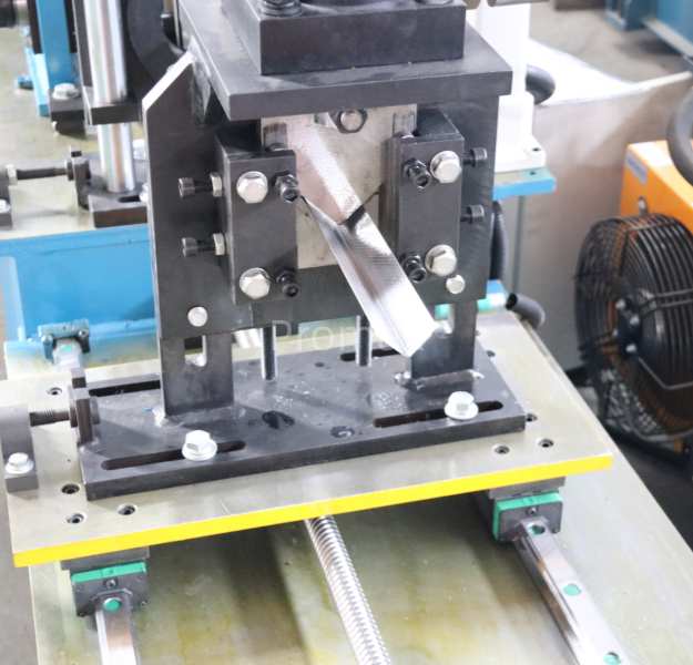 Angle keel making machine cutting blade