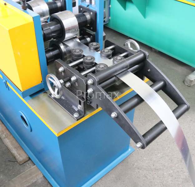 Angle profile making machine feeding table