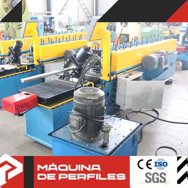Máquina automática de conformado de perfiles metálicos en forma de sombrero